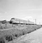150995 Afbeelding van een electrisch treinstel mat. 1964 (plan V) van de N.S. ter hoogte van Boskoop.